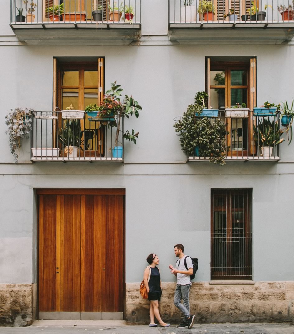 foto de una pareja enfrente de una casa de Valencia