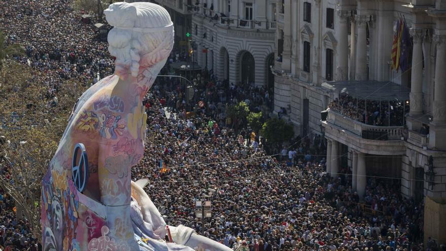 Fotografía aérea dela falla municipal en un día de masclet